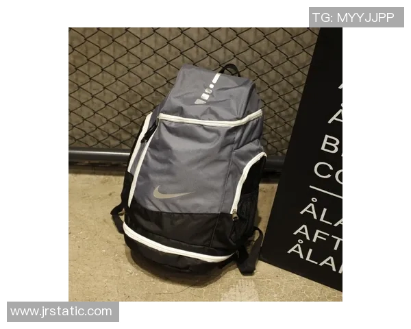 足球明星背包挂件的独特名称揭秘与收藏价值分析