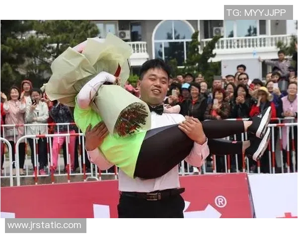 乌克兰足球明星浪漫求婚视频感动无数球迷见证爱情的美好瞬间